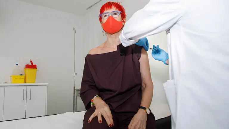 La consejera de Salud, Santos Induráin, acude al centro de Salud de San Juan en Pamplona para vacunarse contra la gripe. GOBIERNO DE NAVARRA