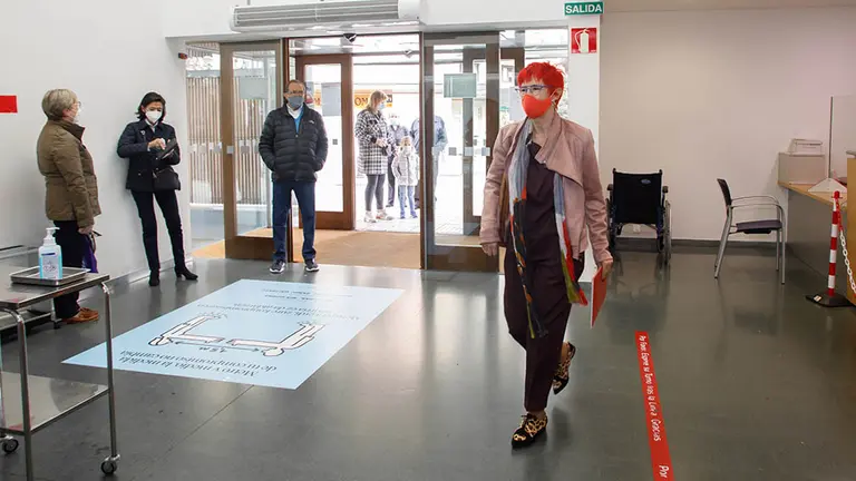 La consejera de Salud, Santos Induráin, acude al centro de Salud de San Juan en Pamplona para vacunarse contra la gripe. GOBIERNO DE NAVARRA