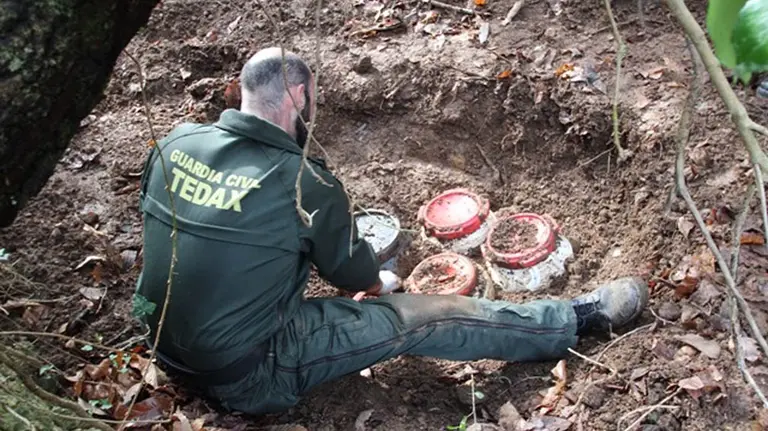 Un guardia civil interviene un zulo de ETA en una foto de archivo - GUARDIA CIVIL