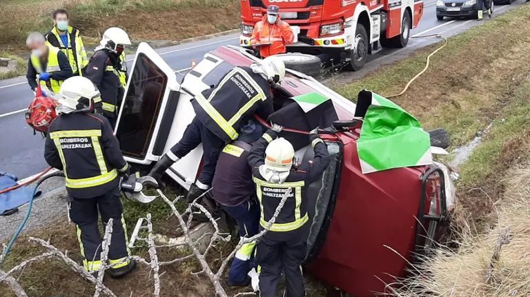 Accidente en la N-150, en Alzuza, donde ha resultado herida grave una conductora. BOMBEROS DE NAVARRA