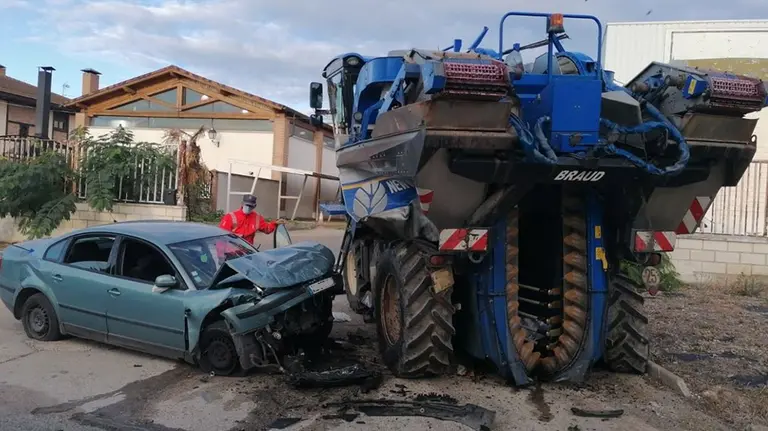 Un vecino de Tudela resulta herido grave tras chocarse contra una cosechadora en Corella. POLICÍA FORAL