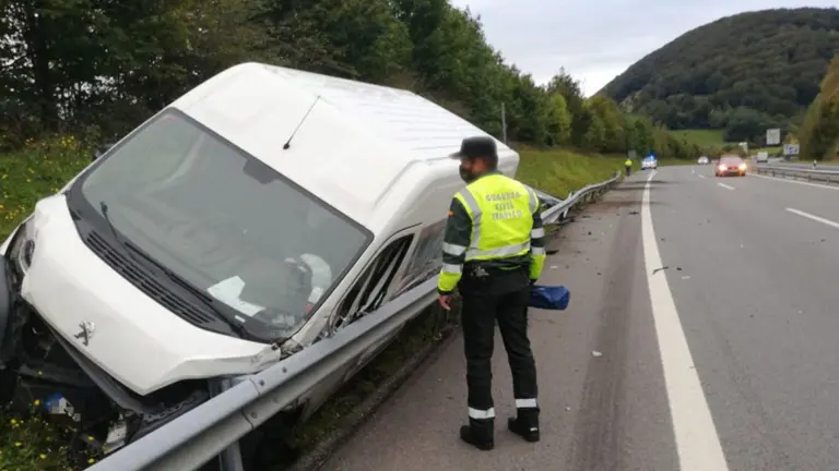 Accidente Gorriti en el que un conductor ha resultado herido. GUARDIA CIVIL