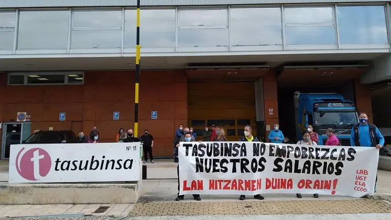 06/10/2020 El comité de empresa de Tasubinsa se concentra para reclamar un convenio "digno"..

El comité de empresa de Tasubinsa, compuesto por LAB, UGT, ELA y CCOO, se ha concentrado este martes ante las oficinas generales de la compañía para reclamar un convenio "digno" y protestar por "la negativa de la dirección de la empresa a asumir la plataforma de mínimos" presentada por los sindicatos.

ECONOMIA ESPAÑA EUROPA NAVARRA
COMITÉ DE EMPRESA DE TASUBINSA
