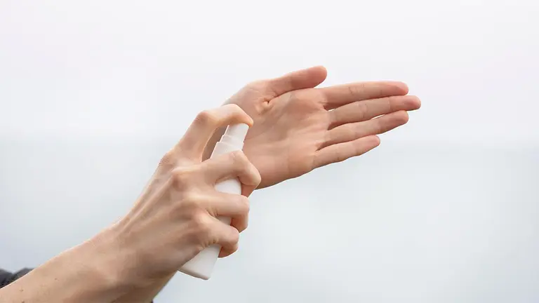 Imagen de archivo de una persona echándose gel hidroalcohólico en las manos. EP