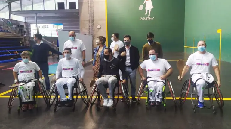 Juan Martínez de Irujo, en el centro de la imagen, se une  a la pelota solidaria adaptada. Cedida.