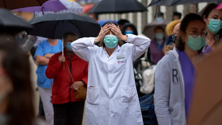 La Red Social de San Jorge se concentra junto a personal sanitario en protesta por la "deplorable situación" del centro de salud. MIGUEL OSÉS