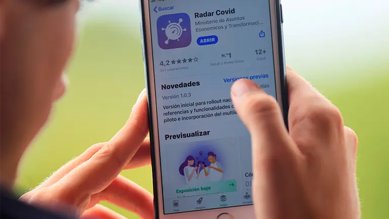 Una persona mira en su móvil la app &#39;Radar Covid&#39;. EFE/ Cati Cladera