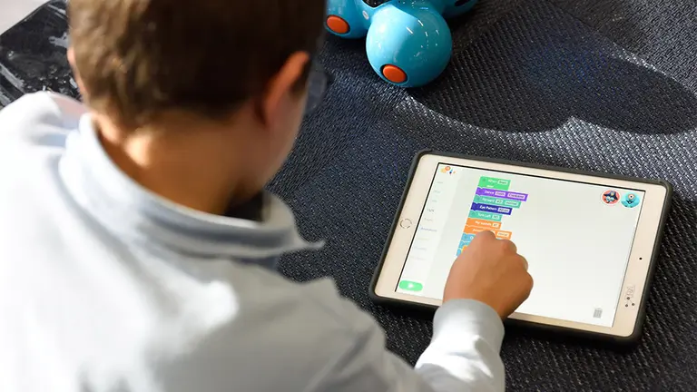 Un niño utilizando una tablet en su casa. ARCHIVO