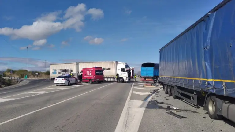 Colisión entre dos camiones en Caparroso GUARDIA CIVIL