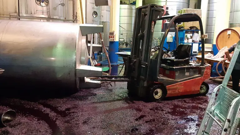 Dos trabajadores fallecen en una bodegas tras caer en un depósito de uva BOMBEROS DE ÁLAVA