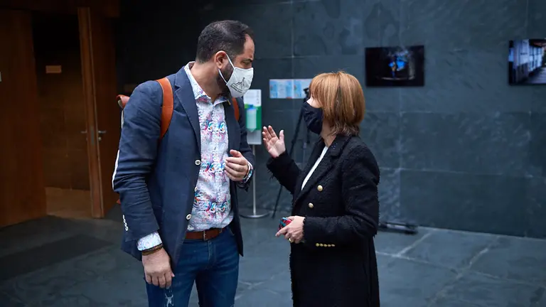 El portavoz del PSN, Ramón Alzorriz, habla con Uxue Barkos, portavoz de Geroa Bai, durante el pleno parlamentario. MIGUEL OSÉS