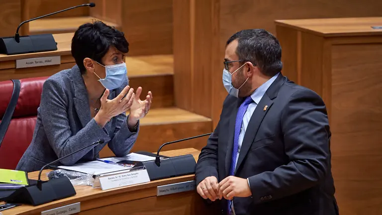 La consejera de hacienda Elma Saiz habla con el vicepresidente del gobierno Javier Remirez durante el pleno del parlamento. MIGUEL OSÉS