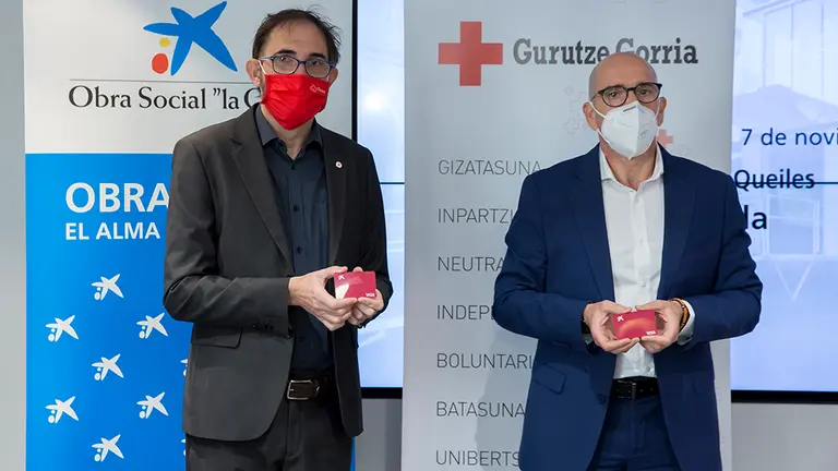 Javier Muñoz, responsable de Acción Social de la Territorial Ebro de CaixaBank y Rafael Huarte, presidente de Cruz Roja en Navarra