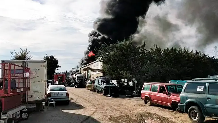 Vista del incendio ocurrido en el desguace de Tafalla. CEDIDA