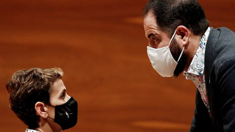La presidenta del Gobierno de Navarra María Chivite y el portavoz del grupo parlamentario del PSN Ramón Alzorriz, en el inicio del pleno del Parlamento de Navarra que celebra este jueves una sesión de control al Gobierno en la que, entre otras cuestiones, será interpelado sobre una asistencia integrada en atención sanitaria y sociosanitaria. EFE/
