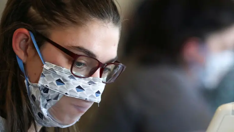 Las mascarillas transparentes favorecen la comunicación de leer los labios.  EFE