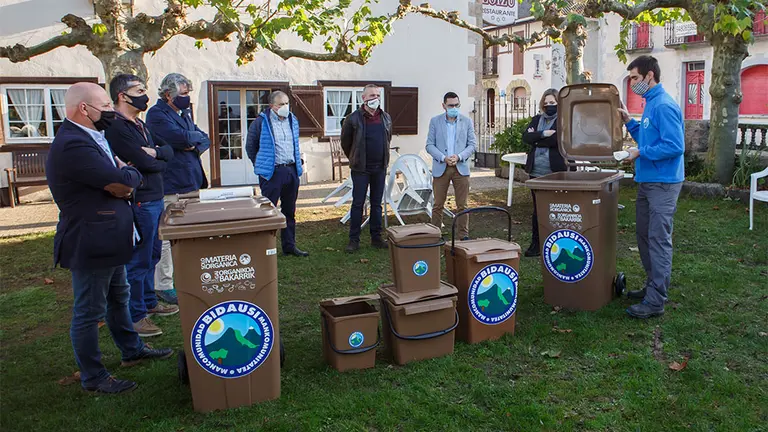 Cubos interiores del proyecto piloto para la recogida de materia orgánica en albergues, alojamientos y locales de restauración del Camino de Santiago. GOBIERNO DE NAVARRA
