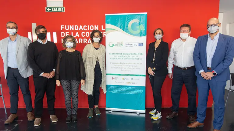 De izquierda a derecha, Luis Sanz (GAN), Jaime Sagúes (REAM), Susana Aldaz (GAN), la consejera Itziar Gómez; Marta Ruiz, directora técnica del proyecto; Josetxo Iriguibel , secretario de la Fundación Laboral ; y Emilio Lezana, gerente de la fundación. GOBIERNO DE NAVARRA