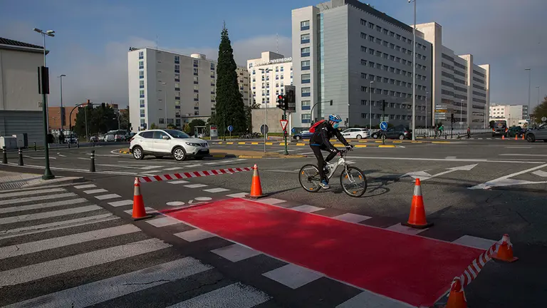 Una de las zonas pintadas de rojo a la altura de la avenida Pío XII con Larraona y el CIMA. AUNTAMIENTO DE PAMPLONA