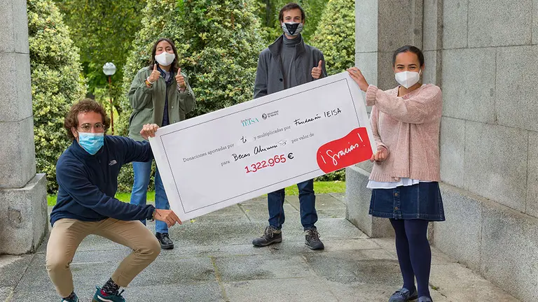 Los estudiantes Miriam Benavente, Eduardo Muñoz, Blanca Pérez y Nicolay Maldonado, con el cheque de la Fundación IEISA. UNAV