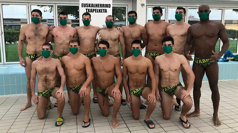 Formación del Waterpolo Navarra ante el Askartza en la piscina de Amaya. @CWNavarra.