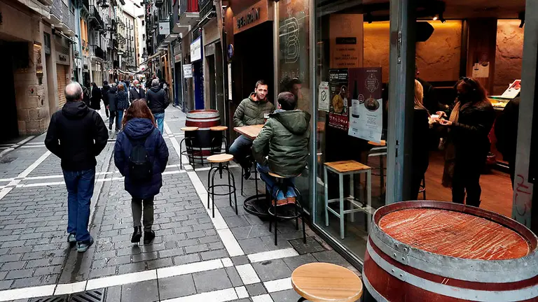 Aspecto que presentan el mediodía del domingo las terrazas de algunos de los bares del Casco Viejo de Pamplona en una jornada donde la presidenta María Chivite ha anunciado este domingo más limitaciones al ocio y a las relaciones sociales para toda Navarra a fin de evitar el avance del coronavirus, y aunque de momento no ha planteado restringir la movilidad sí que lo ha recomendado. Las medias, que entrarán en vigor el martes, no incluyen confinamientos perimetrales ya que el foco de contagios son básicamente las relaciones sociales y limitar la movilidad con otras comunidades tiene dificultades legales. Entre algunas de esas medidas en hostelería y restauración se reduce el aforo al 30%, salvo en el exterior que será del 50%, el cierre de estos locales será a las 22:00 horas, y los grupos serán de un máximo de seis personas tanto en el interior como en el exterior. EFE/ Jesús Diges