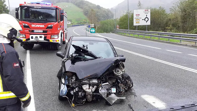 Guardia Civil y bomberos atienden un accidente en las N-121-A a la altura de Lesaka.  (1)