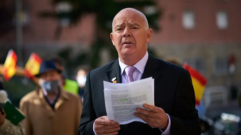 Concentración de VOX frente a la comandancia de la guardia civil de la Avenida Galicia en Pamplona con motivo del día de la hispanidad. MIGUEL OSÉS