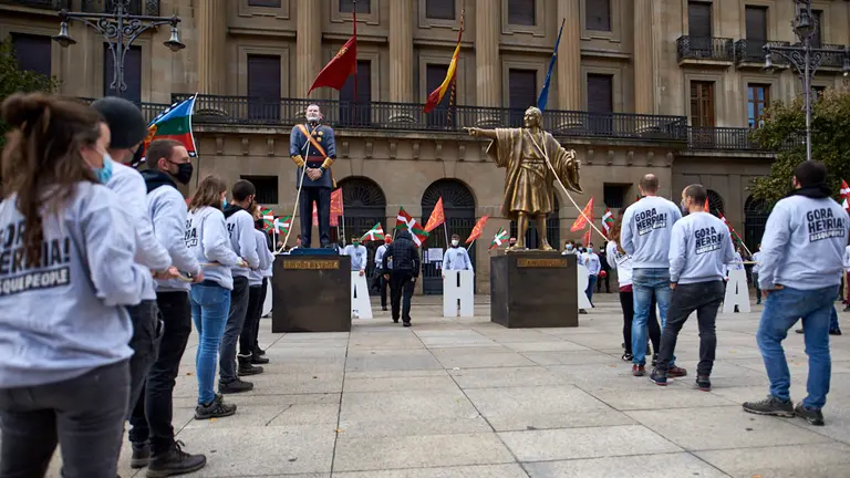 Acto de Sortu, en colaboración con miembros de Mujeres del Maíz, Africa United, Compartiendo Raíces y Asociación Cultural Munata, para criticar "el carácter imperial del reino español". MIGUEL OSÉS