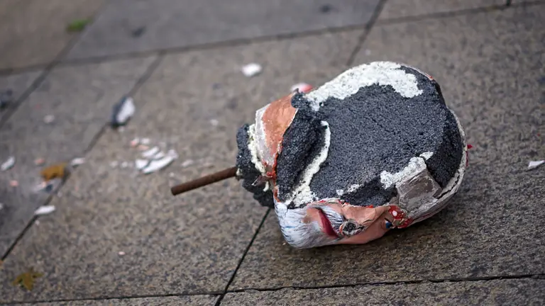 Acto de Sortu, en colaboración con miembros de Mujeres del Maíz, Africa United, Compartiendo Raíces y Asociación Cultural Munata, para criticar "el carácter imperial del reino español". MIGUEL OSÉS