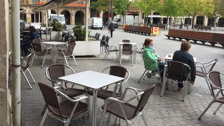Terrazas en la plaza de los Fueros de Estella. Navarra.com