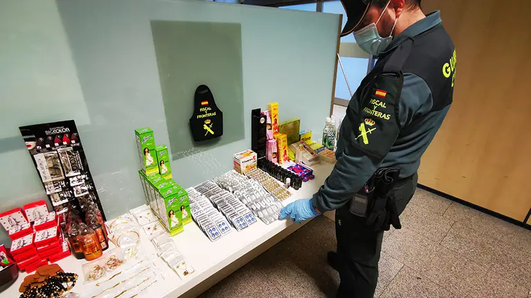 Productos de contrabando hallados en una maleta de un viajero procedente de la República Dominicana con llega al aeropuerto de Noáin. GUARDIA CIVIL