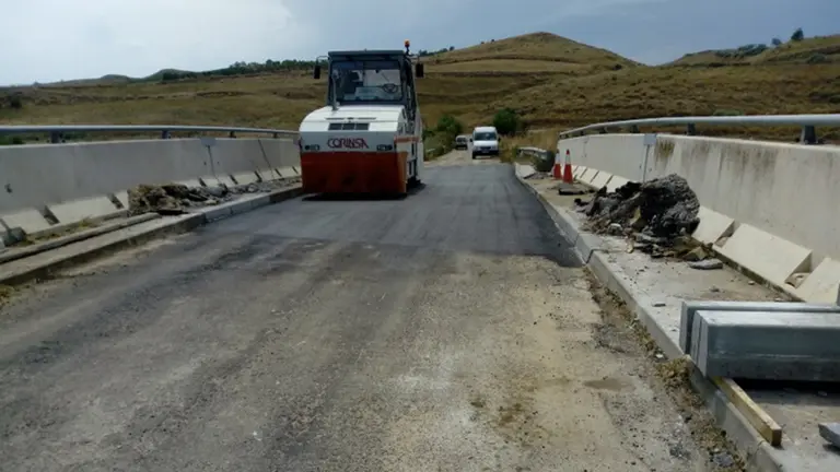 Imagen de los trabajos de asfaltado en el paso elevado sobre las vías del tren en Lodosa