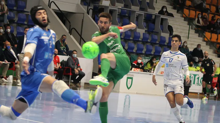 El jugador de Osasuna Xota Roberto Martil en acción ante el portero de O Parrulo en el Anaitasuna. Cedida.