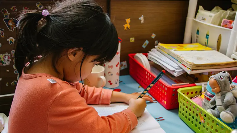 Una niña pintando en la guardería. ARCHIVO