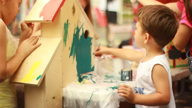 Dos niños jugando en el colegio. ARCHIVO