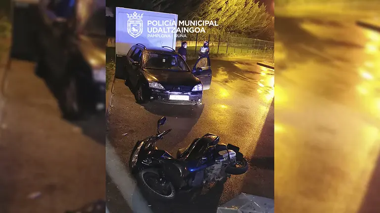 Agentes de Pamplona tramitan la denuncia a un conductor borracho en una gasolinera de Pamplona. POLICÍA MUNICIPAL