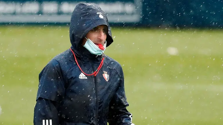 GRAFCAV9996. PAMPLONA, 14/10/2020.- El entrenador de Osasuna Jagoba Arrasate, dirige el entrenamiento de este miércoles en las instalaciones de Tajonar donde ha estado preparando con sus jugadores el enfrentamiento de este próximo fin de semana que tendrán frente al Eibar.  EFE/ Jesús Diges