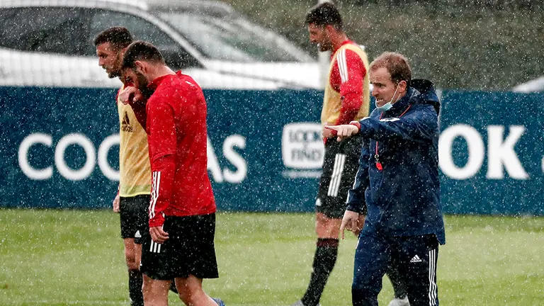 El entrenador de Osasuna Jagoba Arrasate, dirige el entrenamiento en las instalaciones de Tajonar donde ha estado preparando con sus jugadores el enfrentamiento de este próximo fin de semana que tendrán frente al Eibar.  EFE/ Jesús Diges