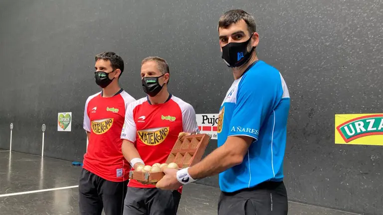 Los pelotaris Urrutikoetxea, Olaizola y Ezkurdia con el cestaño de pelotas en Bilbao. Foto Aspepelota.