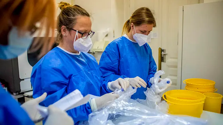 Labortario de tests de coronavirus en el Hospital Universitario. EFE/EPA/MARTIN DIVISEK