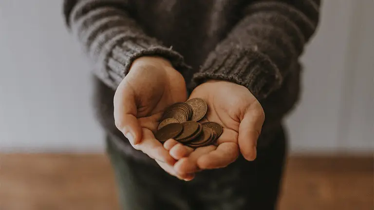 Una persona con monedas en las manos. ARCHIVO