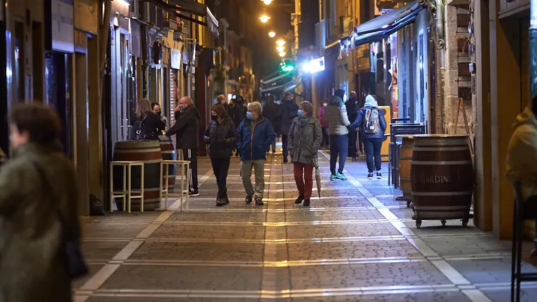 El primer Juevincho en Pamplona bajo las nuevas restricciones debido a la segunda ola del coronavirus. MIGUEL OSÉS