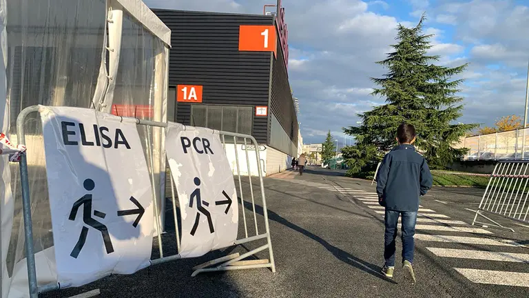 Acceso exterior a Refena, el centro de Pamplona en el que se realizan las pruebas PCR y los test Elisa. NAVARRACOM
