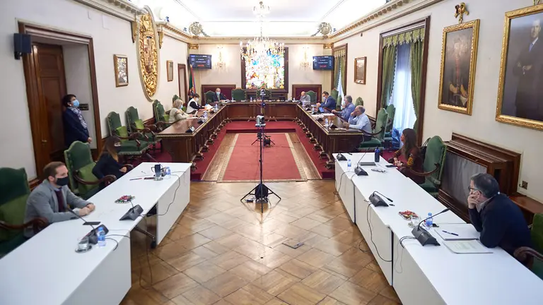 Pleno del ayuntamiento de Pamplona tras las nuevas restricciones por la segunda ola del coronavirus. MIGUEL OSÉS