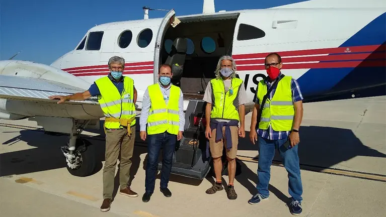 De izquierda a derecha, Moisés Zalba, director del departamento de SIT de Tracasa; Víctor García, del área de Cartografía de Tracasa Instrumental; Roberto Pascual, técnico de la sección de Cartografía del departamento de Cohesión Territorial; y Jorge Iribas, jefe de la sección de Cartografía del departamento de Cohesión Territorial; en el aeropuerto de Noáin antes de comenzar el primer vuelo sobre la Comarca de Pamplona. GOBIERNO DE NAVARRA