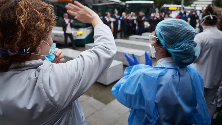 Varios sanitarios agradecen los aplausos durante el homenaje recibido por los trabajadores del transporte público en el Hospital de Navarra durante el confinamiento impuesto por el Estado de Alarma provocado por el coronavirus, COVID19. En Pamplona, Navarra (España) a 11 de abril de 2020.
Eduardo Sanz / Europa Press
  (Foto de ARCHIVO)
11/4/2020