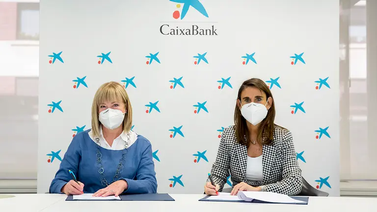 María Ángeles Ezquer, presidenta de la Federación de Turismo Rural de Navarra e Isabel Moreno, directora territorial Ebro de CaixaBank. CEDIDA