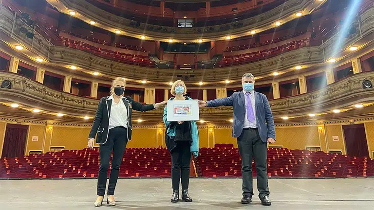 Pilar Herrero, presidenta del Consejo Territorial, Gregoria Navarro de Luis, directora del Teatro Gayarre, y Valentín Fortún, delegado territorial de la ONCE, presentando el cupón para apoyar a la Cultura. ONCE
