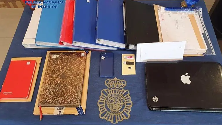 Material intervenido por la Policía Nacional tras detener a tres personas por falsedad documental. - POLICÍA NACIONAL